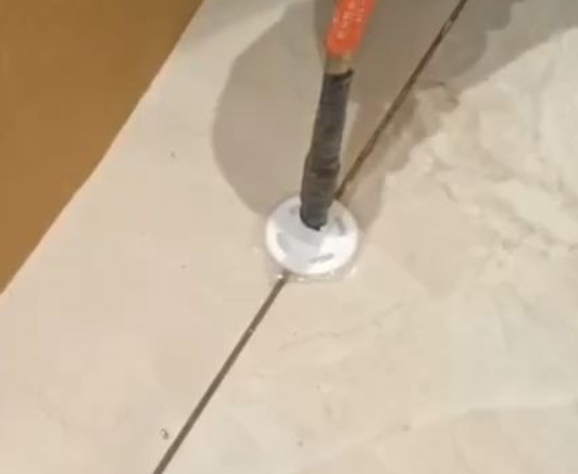 赫章瓷砖空鼓维修公司专业解答瓷砖在铺贴过程中，如果没有涂抹均匀到位的粘结材料（如水泥砂浆或瓷砖胶），可能会导致以下问题