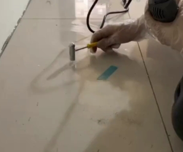 赫章瓷砖开裂维修公司专业分享瓷砖在铺贴前如果没有沥干水分，将会导致以下问题